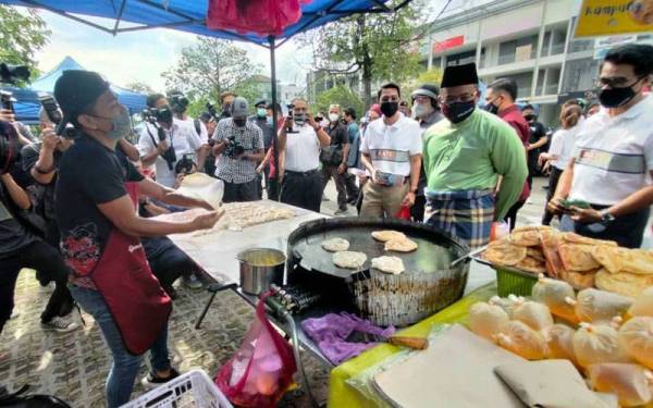 Amirudin (dua kanan) turut meninjau gerai peniaga di Bazar Ramadan Bandar Kinrara 5, Puchong pada Jumaat.