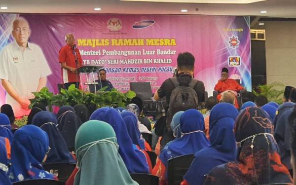 Mahdzir ketika berucap di Majlis Ramah Mesra Bersama Kakitangan Kemas Negeri Pulau Pinang pada Jumaat.