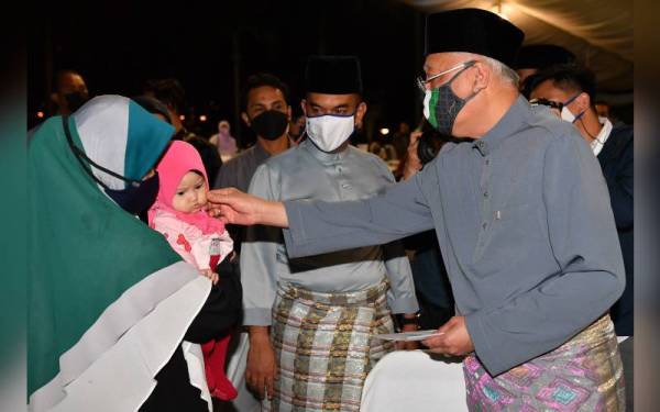 Ismail Sabri beramah mesra bersama adik Siti Mariam Emira Mohd Ismail, 6 bulan, yang hadir pada Majlis Berbuka Puasa Perdana Menteri Bersama Penjawat Awam di Kompleks Seri Perdana pada Jumaat.