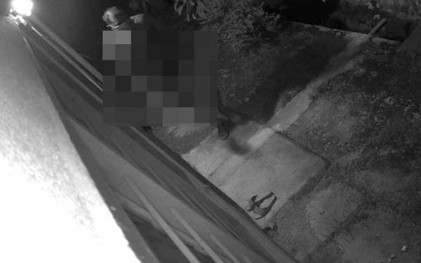 Kegiatan suspek yang berada dalam keadaan bogel sedang berkeliaran di kawasan perumahan di Shah Alam, Selangor dirakam kamera litar tertutup (CCTV) sebuah rumah. - Foto tular Facebook