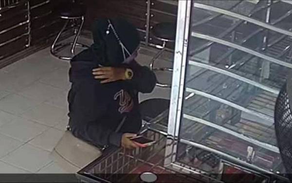 Tangkap layar suspek berpura-pura melihat barang kemas.