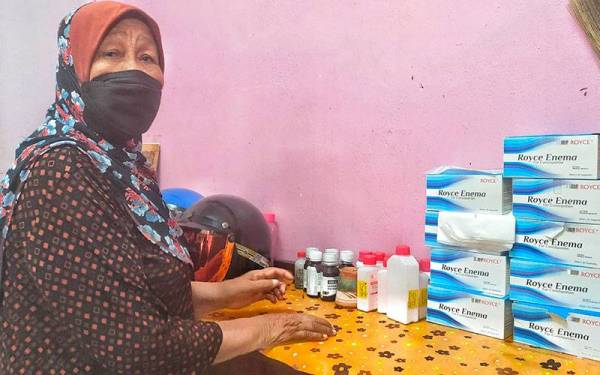 Awa menunjukkan sebahagian ubat yang perlu diambil cicitnya berusia lapan tahun kerana mengalami masalah usus.