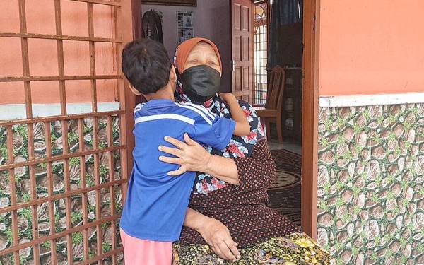 Awa sangat menyayangi kesemua cicitnya dan tidak mahu mereka berpisah.