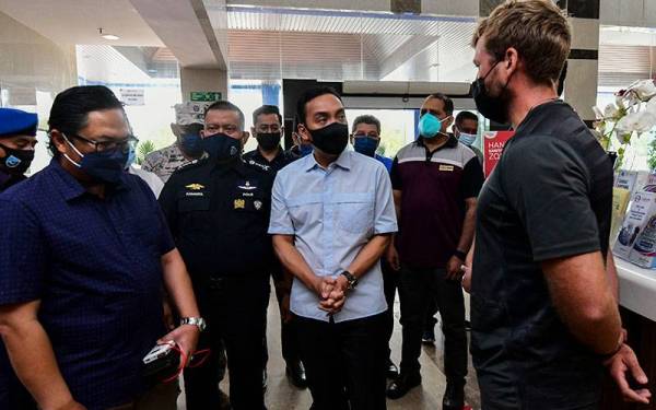 Menteri Besar Johor Datuk Onn Hafiz Ghazi (tiga, kanan) berbual dengan Pengurus Sea Gypsy Village Resort, Pulau Sibu Besar, Richard Wills (kanan) selepas melawat dua penyelam warga asing yang terselamat di sebuah hospital swasta hari ini.