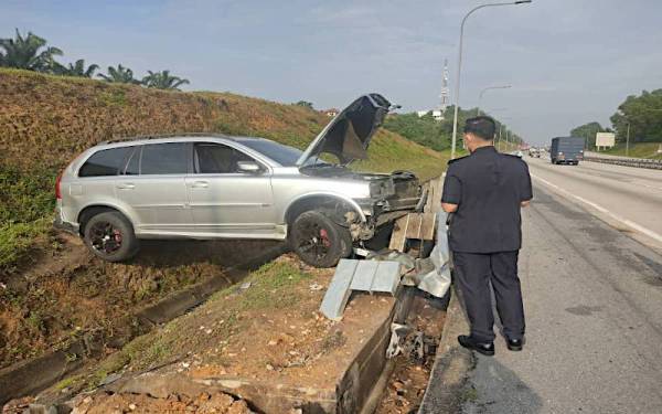 Kenderaan dipandu mangsa selepas terlibat kemalangan di Lebuh Raya Baharu Lembah Klang pada Jumaat.