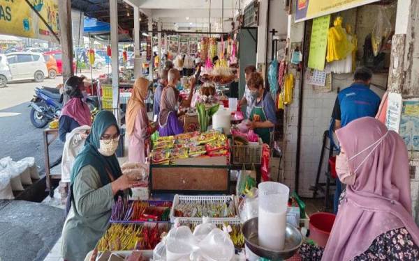 Lebih 15 peniaga buah dan kelapa minta arahan pindah ditangguhkan sementara waktu.