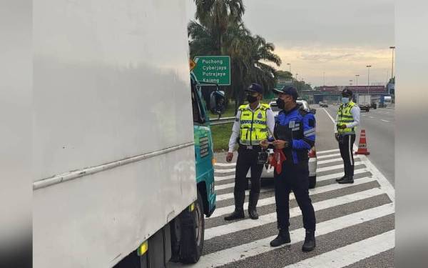 Polis menjalankan operasi bagi mengesan pesalah yang melakukan kesalahan potong Q di Lebuh Raya Shah Alam (Kesas), pada Khamis lalu.