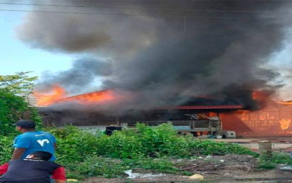 Enam buah rumah terbabit dalam kebakaran di Jalan Keretapi Dalam Rhu, Tumpat, pada Sabtu. Foto Ihsan Bomba