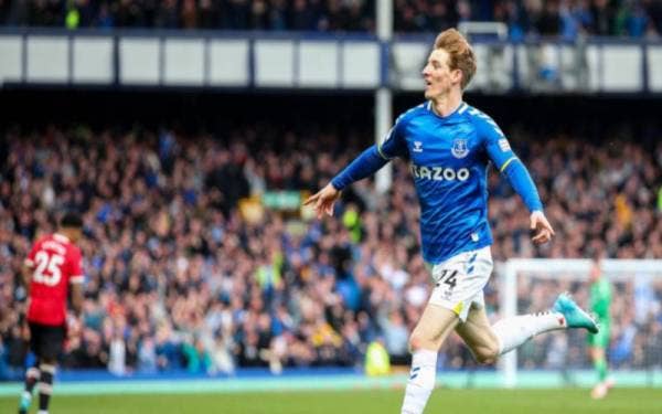 Gordon meraikan jaringannya ketika menentang Manchester United di Goodison Park sebentar tadi.