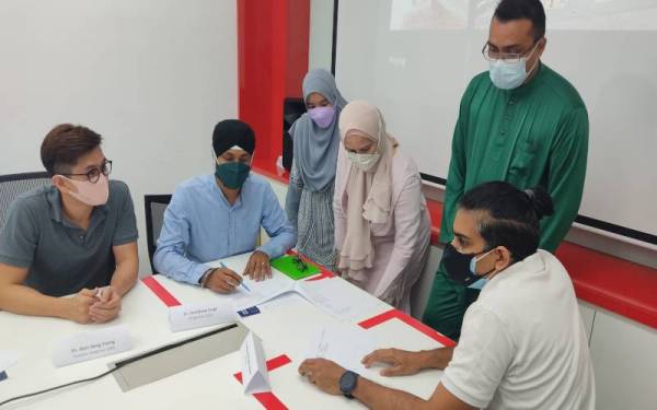 Dari kanan: Muhammad Shakir (duduk) dan Hafiz Hamzani berbincang bersama wakil-wakil penduduk berkenaan isu berbangkit di sekitar Bandar Elmina di Harmoni 1 RSKU @ City of Elmina, Seksyen U16, di sini pada Jumaat.