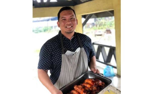 Mohd Zulhisyam menunjukkan lauk sotong bakar bagi bagi juadah nasi kerabu yang mendapat permintaan tinggi.