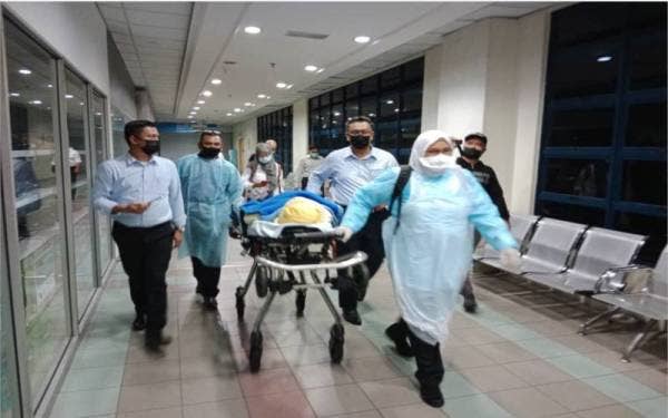 Haim (dua dari kanan) mengiringi Nur Nabilah ke Hospital Universiti Kebangsaan Malaysia (kini dikenali Hospital Canselor Tuanku Mukriz UKM) selepas tiba di tanah air, pada Jumaat. - Foto ihsan UUM