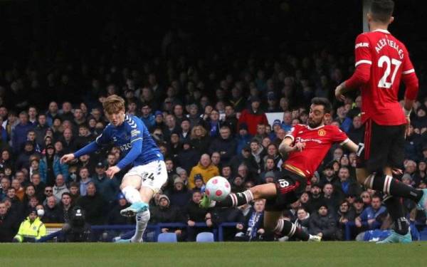 Pemain Everton, Anthony Gordon melakukan percubaan ke pintu gol United sambil cuba dihalang Bruno Fernandes. - Foto Getty Images