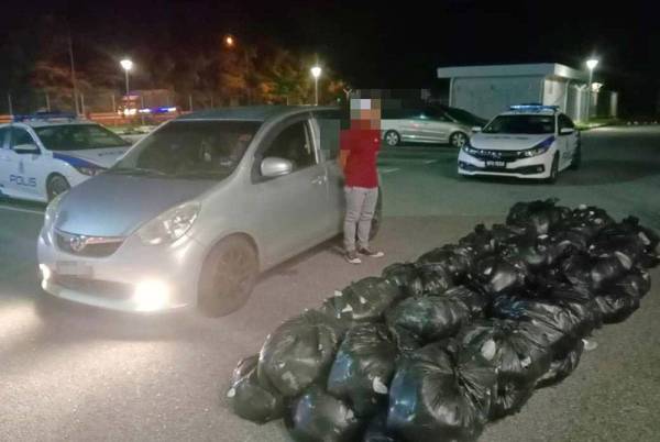 Polis menahan seorang lelaki dan merampas daun ketum seberat 460kg di tepi Jalan Kampung Gaung, Pasir Mas awal pagi Ahad.