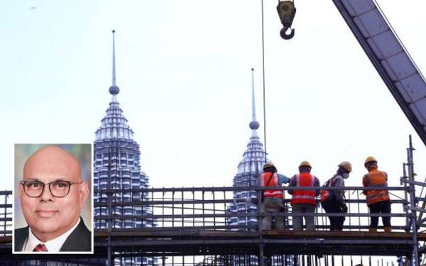 Sistem FWCMS dianggap lapuk dan kerajaan disaran mengendalikan sendiri aplikasi khas pengambilan pekerja asing berbanding menyerahkannya kepada syarikat swasta. (Gambar kecil: Sukumaran)