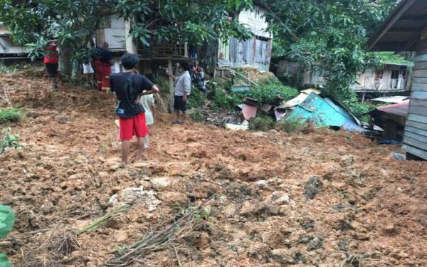 Antara rumah yang ranap berikutan kejadian tanah runtuh di kawasan skim penempatan Telipok, Kota Kinabalu.