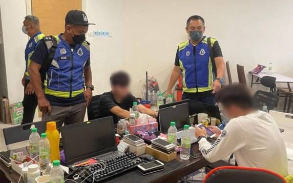 Serbuan dijalankan sepasukan anggota dan pegawai polis dari Bahagian Siasatan Jenayah Komersil IPD Dang Wangi bersama anggota RCJ di sebuah premis di Jalan Cendana Kampung Barudi.