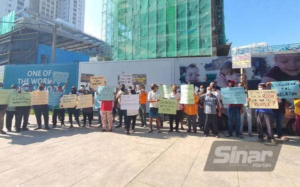 Penduduk mengadakan bantahan dan mendesak kerajaan negeri memberi pencerahan mengenai status kedudukan kampung mereka.