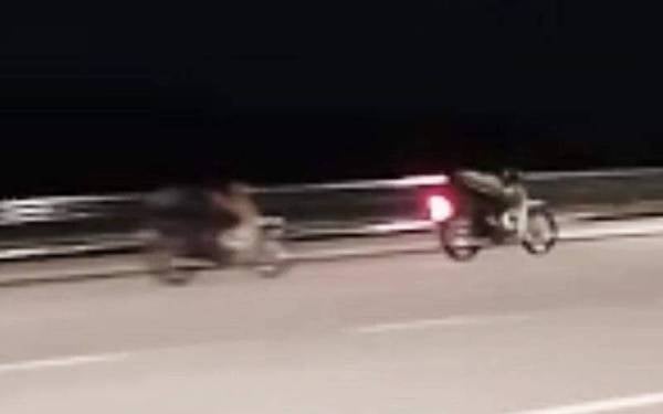 Dua remaja lelaki menunggang motosikal secara berbahaya dicekup pihak berkuasa dalam operasi di Kuala Nerus.