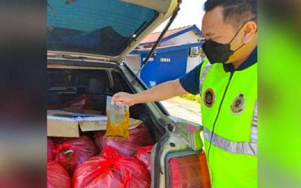 Minyak masak peket yang dirampas oleh KPDNHEP Kelantan di Tumpat. - Foto KPDNHEP