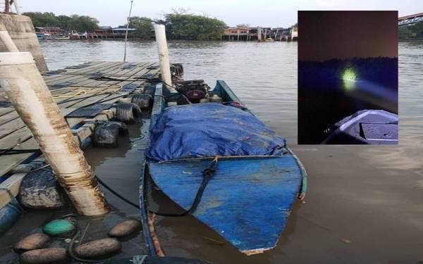 Sampan yang ditinggalkan penyeludup di Pulau Ketam dan dirampas oleh PPM Wilayah Satu Langkawi. (Gambar kecil) Tekong tersebut meninggalkan sampan yang membawa 200kg daun ketum berhampiran Pulau Ketam pada Ahad. - Foto Polis Marin