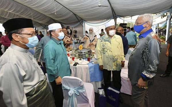 Ismail Sabri beramah mesra dengan ahli parlimen semasa Majlis Berbuka Puasa bersama Ahli Dewan Rakyat dan Dewan Negara di Seri Perdana malam ini. Foto Bernama