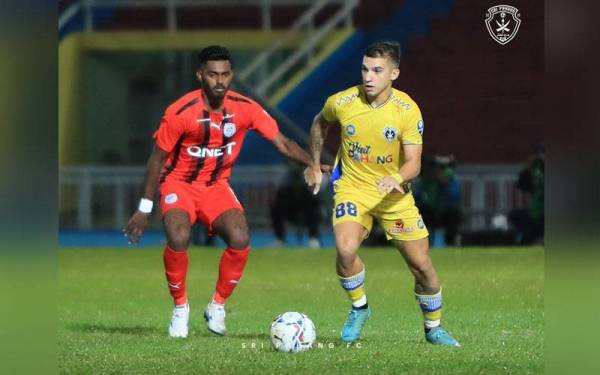 Hidalgo (kanan) dicabar pemain PJ City dalam aksi Liga Super di Stadium Darul Makmur pada Sabtu. - Foto FB Sri Pahang FC