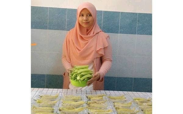 Nurliyana menunjukkan solok lada yang siap dibungkus dan akan dihantar kepada pelanggan.