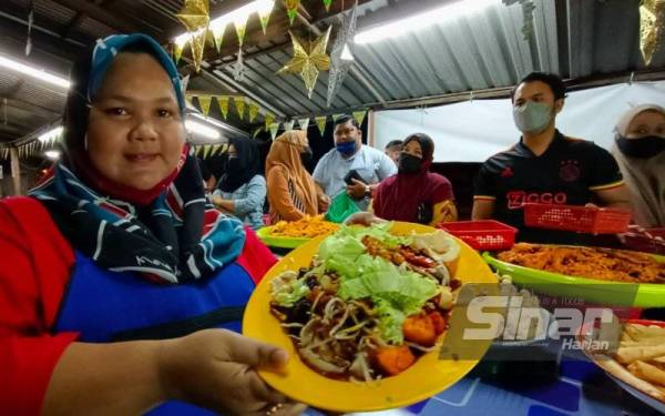 Nor Asyikin dari Zila Pohon Ceri terpaksa menaikkan harga hidangan colek ayam, perut dan paru lembu menjadi RM10 sepinggan berbanding RM8 pada tahun lalu.