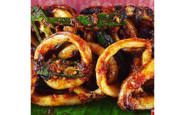 Sotong bakar antara tarikan utama di gerai Pak Habib Ikan Bakar yang diusahakan di bandar Permas Jaya, Johor Bahru sempena Ramadan.