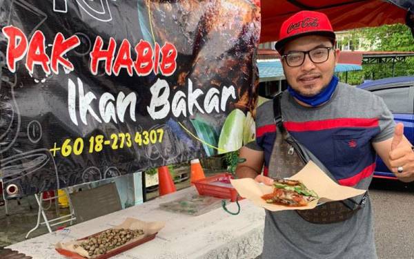 'Mawi' atau Syed Sallilah menawarkan ikan, udang, lala, sotong, kerang dan lobster bakar di bandar Permas Jaya, Johor Bahru yang dibuka setiap hari sempena Ramadan