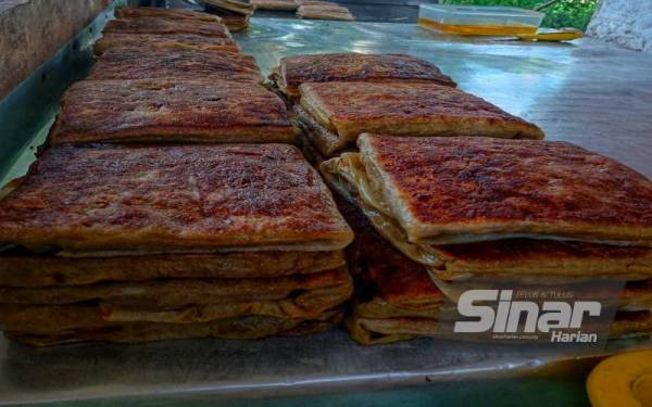 Martabak daging yang dijual dengan harga RM2.50 sekeping oleh Nur Fatihah