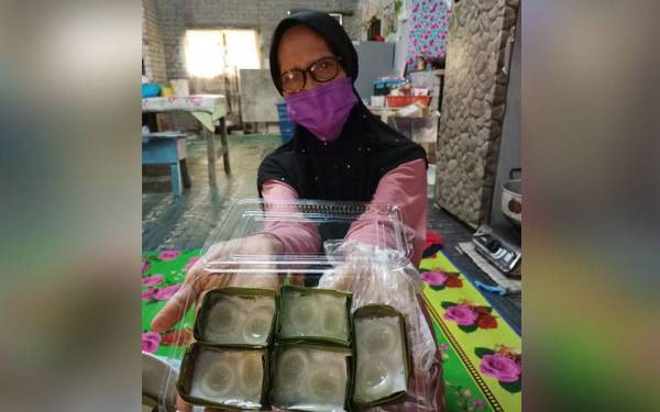 Lima kuih cecemek yang dimuatkan dalam satu bekas plastik boleh dijual pada harga RM3.