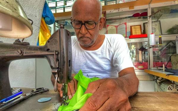 Pembuatan yang teliti selain secara tradisional membuatkan songkok Haja Mohideen digemari pelanggannya.