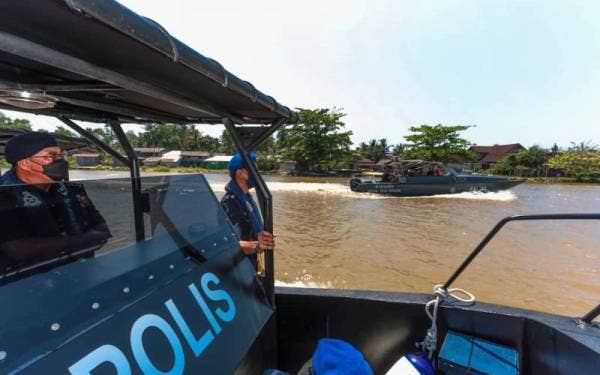 Pasukan Polis Marin (PPM) Wilayah Tiga Pengkalan Kubor dan Thai Marine Police (TMP) bekerjasama erat dalam memperketatkan kawalan di sempadan negara.