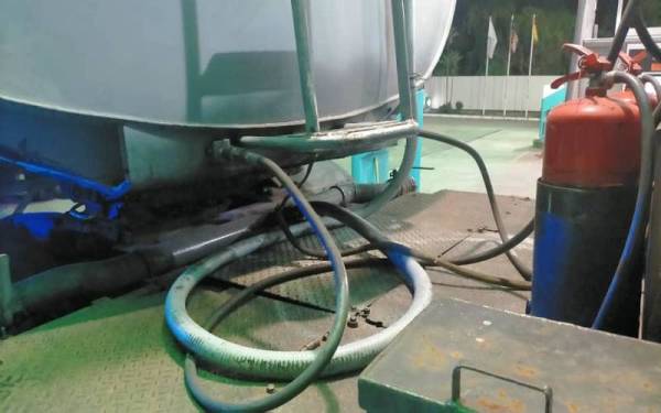 Keadaan lori ketika membuat pengisian diesel bersubsidi.