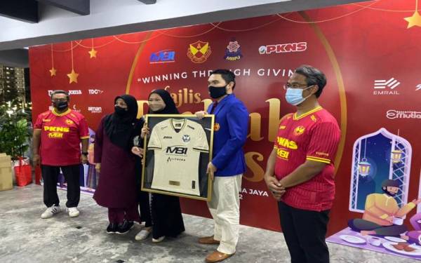 Raja Muda Selangor Tengku Amir Shah Sultan Sharafuddin Idris Shah (dua,kanan) berkenan menyampaikan saguhati penghargaan kepada waris-waris penyokong tegar Selangor FC yang meninggal dunia akibat Covid-19.