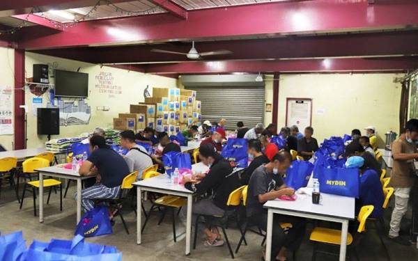Gelandangan menikmati makanan yang diberikan oleh Mydin pada Program Sahur Mydin Prihatin telah diadakan di Pusat Transit Gelandangan Kuala Lumpur.