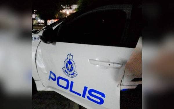 Kerosakan pada pintu sebelah kiri kenderaan MPV selepas dirempuh kenderaan dipandu suspek.