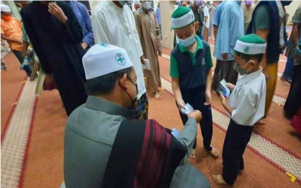 Masjid Saidina Osman Mukim Tepi Sungai, Tanah Merah mengambil inisiatif dengan menyediakan sumbangan RM3 bagi setiap kanak-kanak yang datang menunaikan solat Subuh berjemaah di masjid.