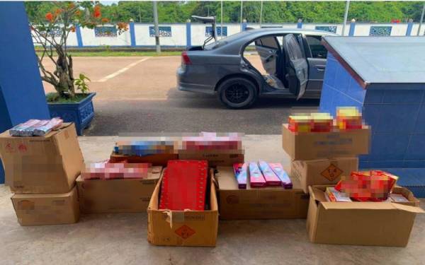 Misteri sebuah kereta yang ditinggalkan di kawasan tebatan banjir Kampung Lachang, Rantau Panjang membawa kepada penemuan pelbagai jenis mercun seludup pada Isnin.