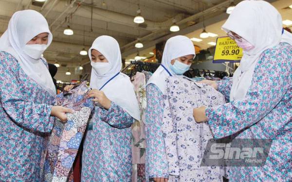 Dari kiri Afiena Zhafrisha Alawi Abd Razak, Amy Shaziera Muhd Norazizi Yusrizan, Alia Maisyarah Hussin dan Nor Syafikah Norahim dari Pertubuhan Rumah Amal Tengku Ampuan Rahimah memilih pakaian raya di Pasar Raya Mydin selepas selesai majlis Mydin Prihatin Syawal. - Foto Sinar Harian ROSLI TALIB