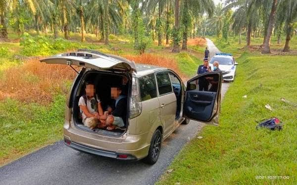 Seramai empat PATI berjaya dicekup polis selepas menahan sebuah Proton Exora di sebuah ladang kelapa sawit berdekatan Jeram Linang, Pasir Puteh pada Isnin.