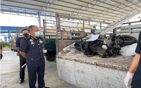 Selain kenderaan, polis turut merampas enjin kenderaan dalam penahanan sembilan suspek tersebut.