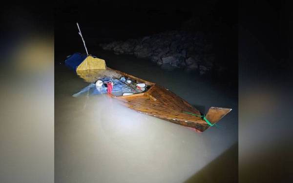 Bot dipercayai milik nelayan asing yang ditinggalkan dua suspek bagi mengelakkan dicekup pihak berkuasa.