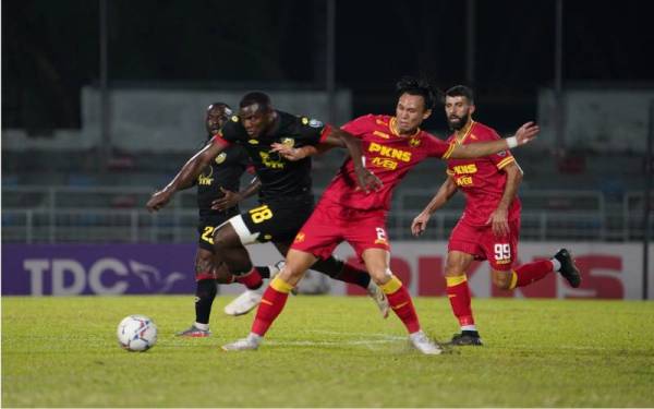 Penyerang KDA FC, Ngah Wanja (kiri) dikawal ketat oleh pertahanan Selangor FC, Quentin Cheng. - Foto KDA FC