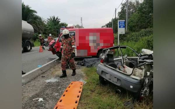 Keadaan di lokasi kemalangan yang meragut nyawa tiga beranak selepas kereta dinaiki terbabit kemalangan melibatkan tiga kenderaan pada Isnin. - Foto FB JBPM Pahang