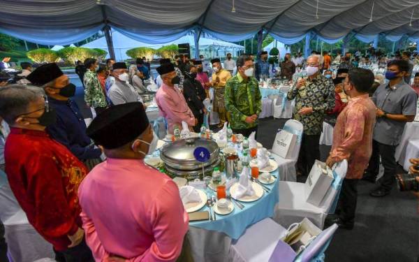 Ismail Sabri beramah mesra dengan warga kerja dari Syarikat Berkaitan Kerajaan (GLC), Syarikat Perlaburan Berkaitan Kerajaan (GLIC) dan Badan Berkanun Persekutuan pada majlis berbuka puasa di Seri Perdana, pada Isnin. - Foto Bernama 