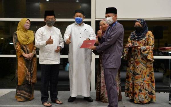 Shahidan (tiga dari kiri) menyampaikan sijil penghargaan Sukarelawan Misi Banjir kepada Naib Presiden Kanan Perbadanan Putrajaya Datuk Fadlun Mak Ujud pada Nur Ramadan Program Apresiasi@ Sukarelawan Misi Bantuan Banjir Kementerian Wilayah Persekutuan Dan Agensi Tahun 2021/2022 di Dewan Sri Siantan Kompleks Perbadanan Putrajaya pada Isnin.