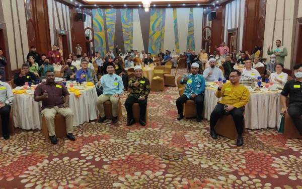 Turut kelihatan Ahmad Fadhli dan Wan Ahmad Fayhsal di Majlis Iftar Perpaduan Dewan Pemuda Pas Malaysia di Mardhiyyah Hotel and Suites, Seksyen 14, Shah Alam pada Isnin.